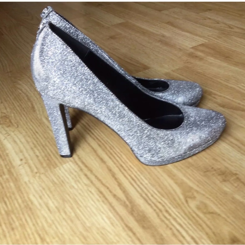 Michael Kors Womens 9,5 M Silver Glitter Pumps Heels Shoes.